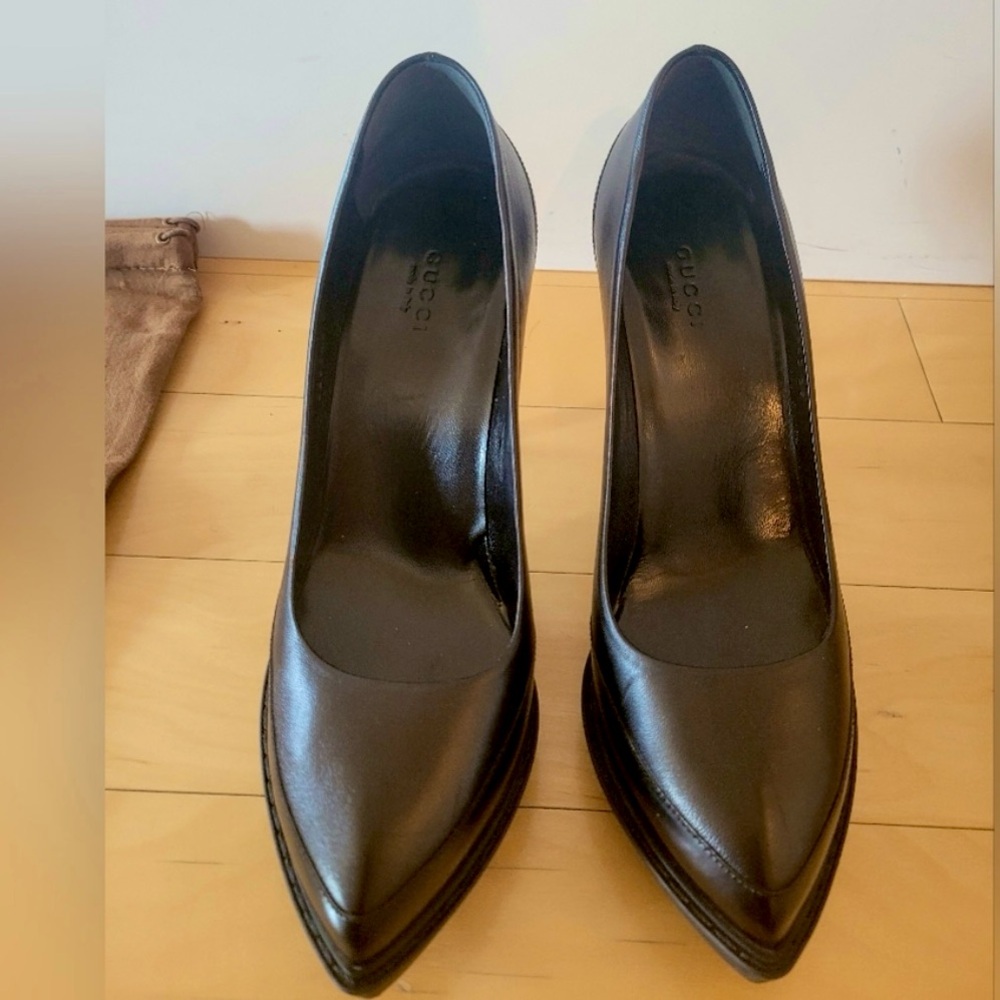 Gucci black leather heels (39)